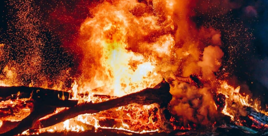 Mimpi tentang api yang berkobar kobar | Arti dan makna mimpi